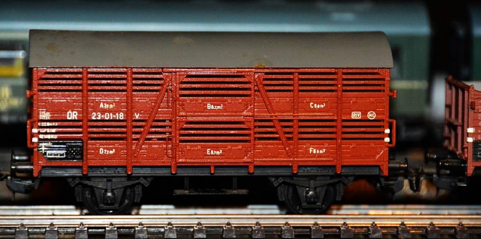 Ein Bild, das draußen, Zug, Transport, orange enthält.
Automatisch generierte Beschreibung