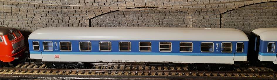 Ein Bild, das Zug, auf Reisen enthält.
Automatisch generierte Beschreibung