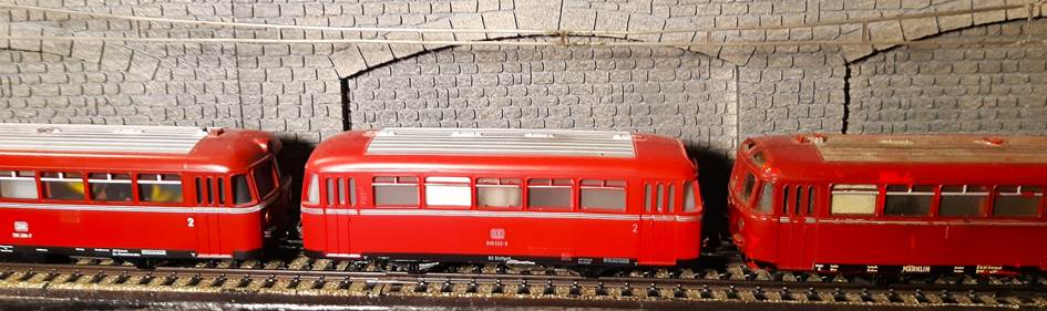 Ein Bild, das rot, Transport, Zug enthält.
Automatisch generierte Beschreibung