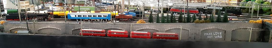 Ein Bild, das Panorama, drauen, Stadt, Zug enthlt.

Automatisch generierte Beschreibung