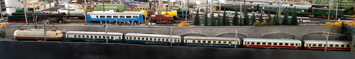 Ein Bild, das Panorama, drauen, Stadt, Zug enthlt.

Automatisch generierte Beschreibung