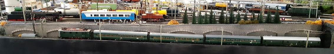 Ein Bild, das Panorama, drau�en, Stadt, Zug enth�lt.

Automatisch generierte Beschreibung