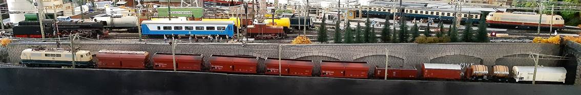 Ein Bild, das Panorama, drauen, Stadt, Bahn enthlt.

Automatisch generierte Beschreibung